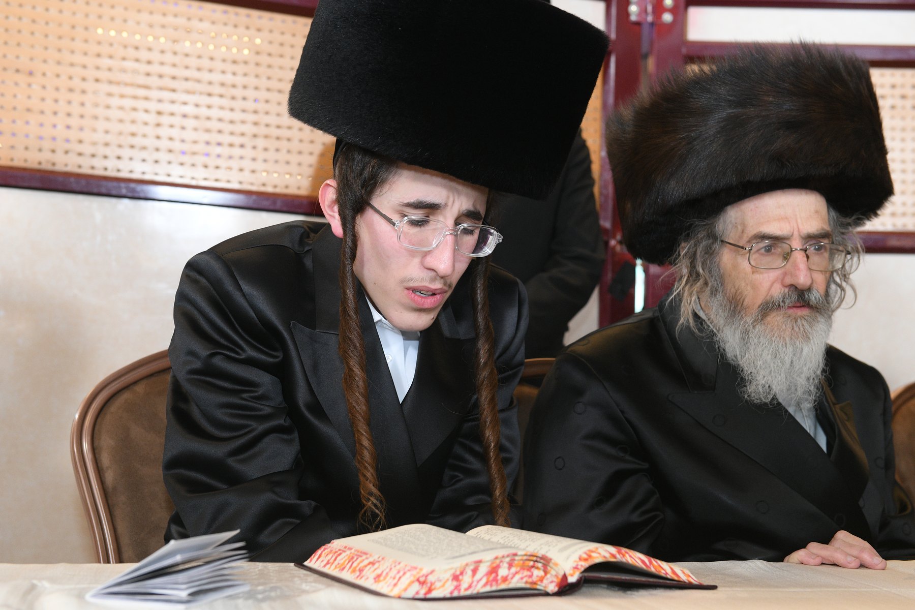 חיים איצ'ה ביום חתונתו לצד בני משפחה